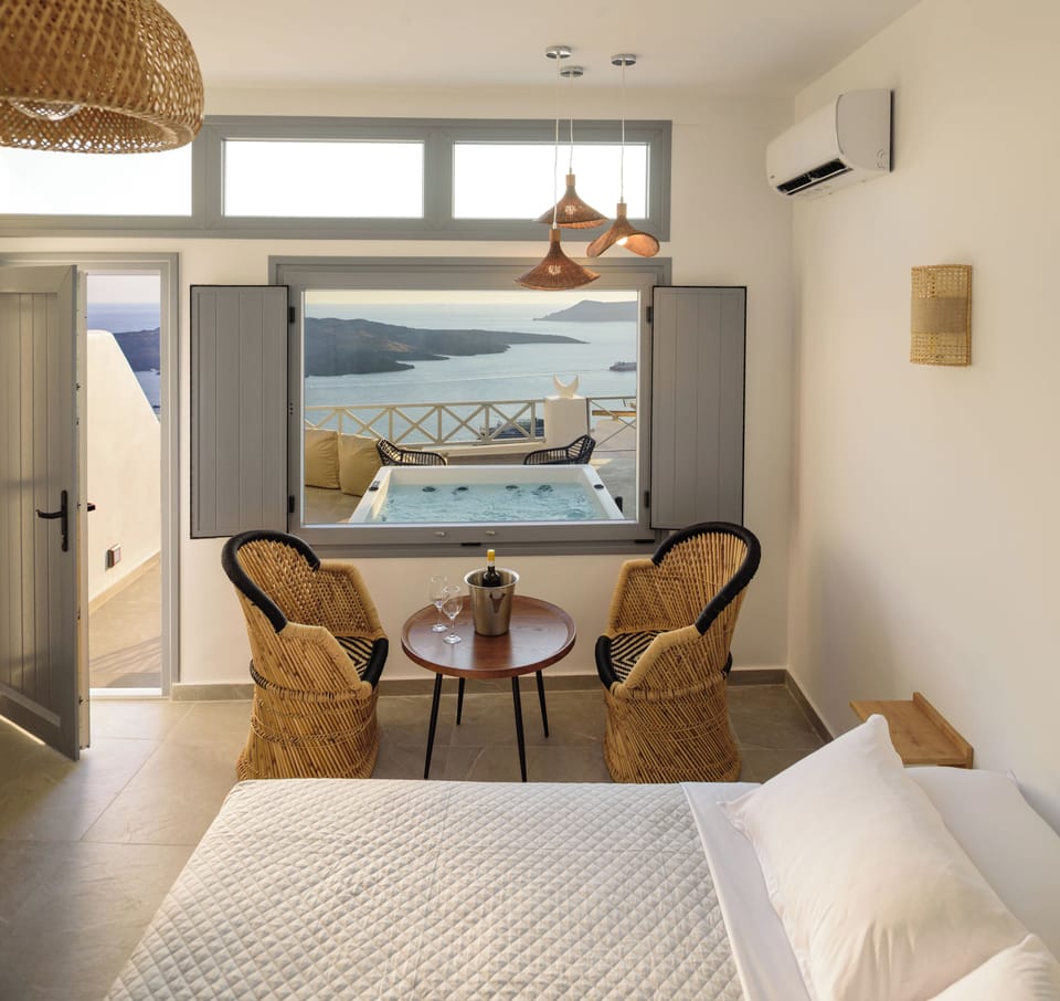 Deluxe Caldera View Suite with Outdoor Hot Tub | In-room safe, soundproofing, free WiFi