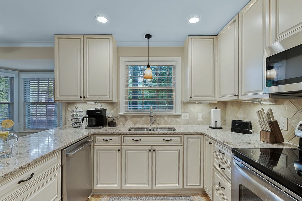 Ample cupboards and base cabinets for the kitchen