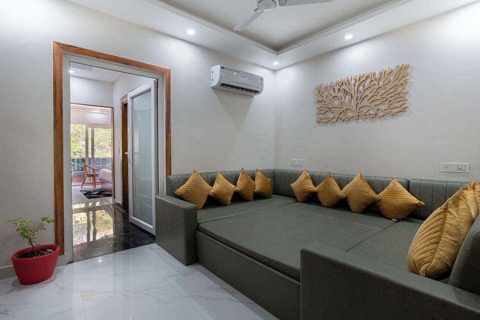 Jacuzzi Suite | Living room | 50-inch Smart TV with satellite channels
