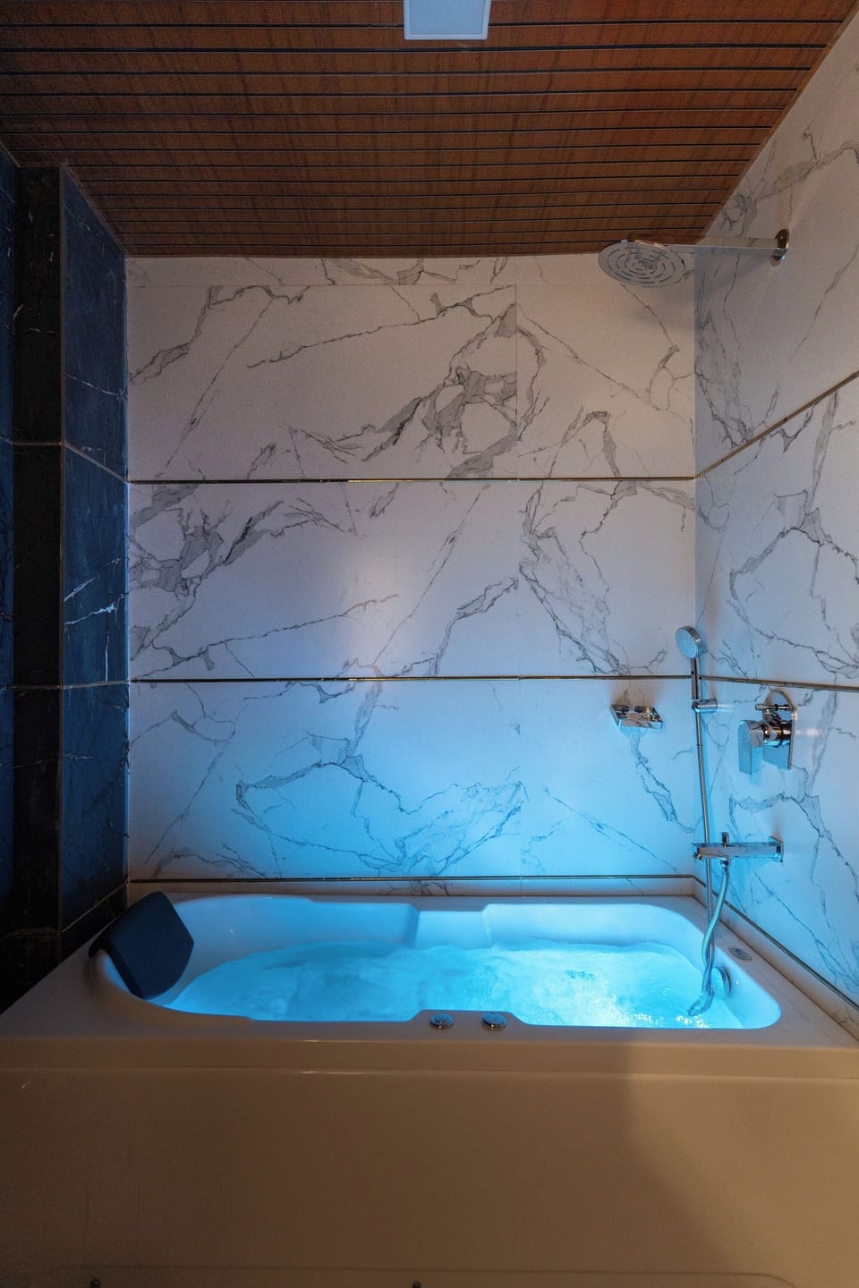 Jacuzzi Suite | Deep soaking bathtub