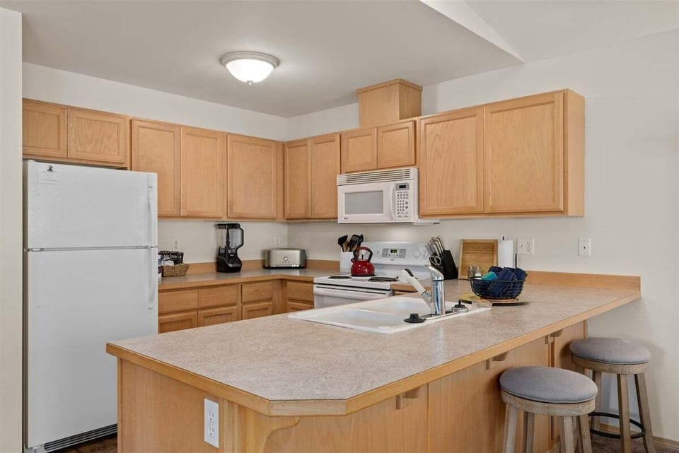 The gourmet in your group will love the full kitchen