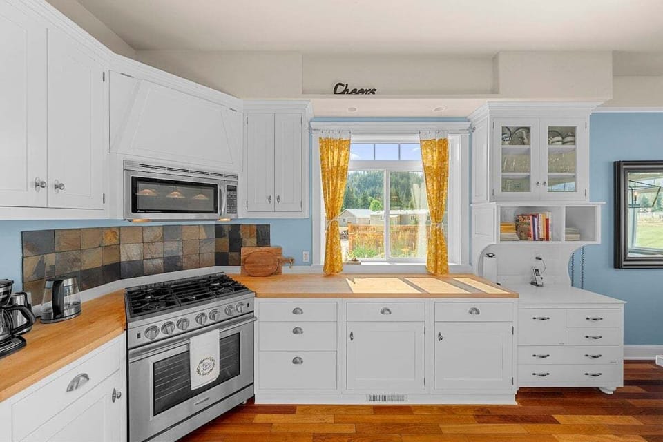 The gourmet in your group will love the full kitchen