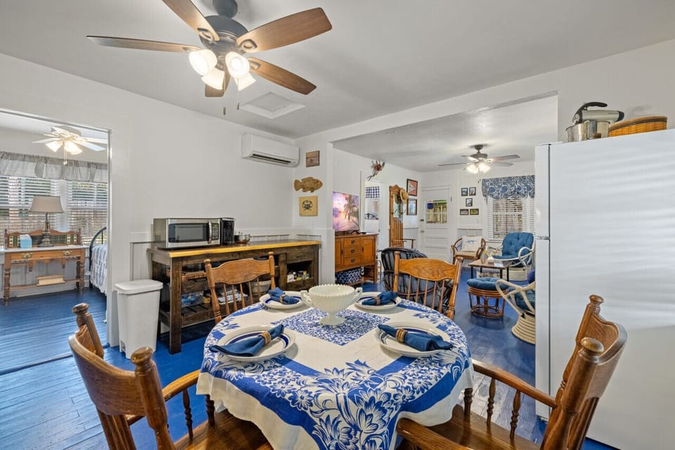 Dining for 4 inside