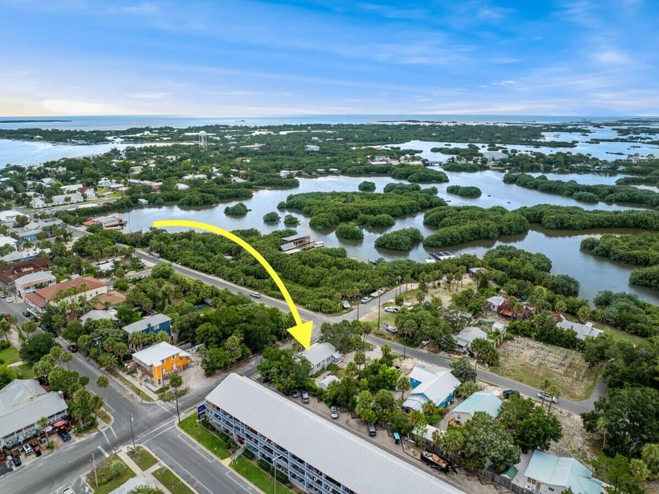 Located 2 blocks from both the Gulf and the bay