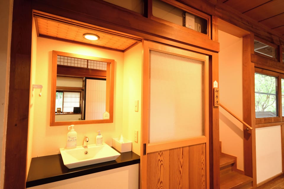 Traditional Room | Bathroom | Separate tub and shower, towels