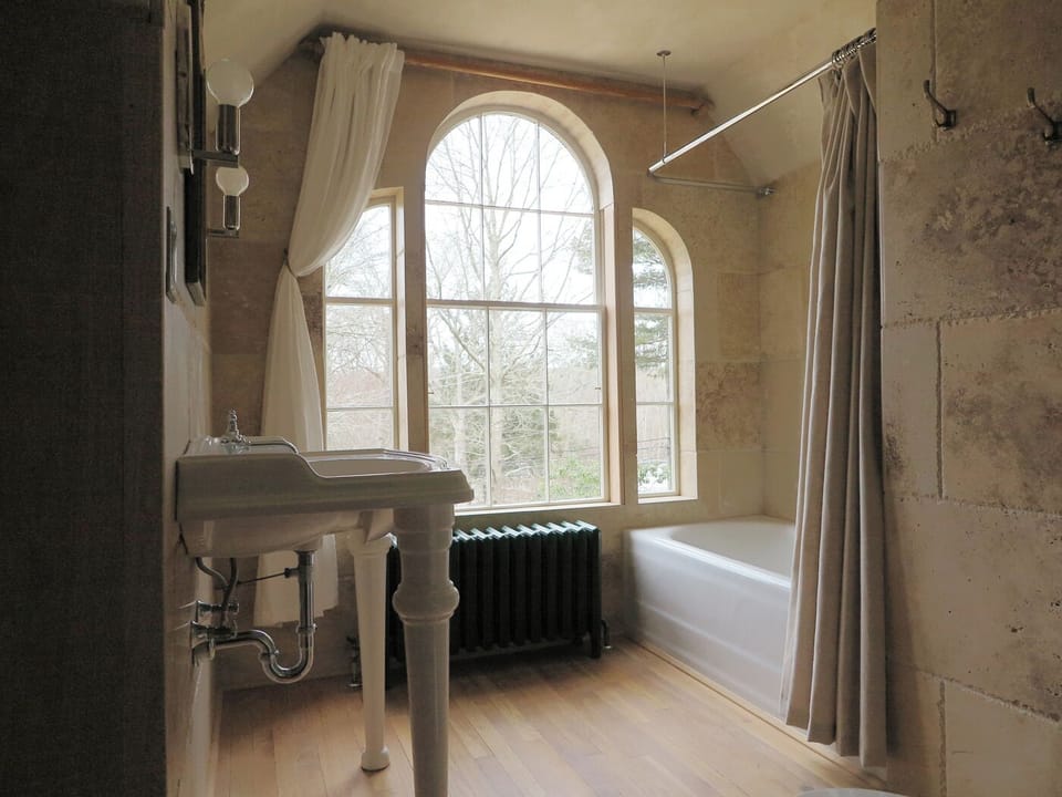 Suite 4: The White Room | Bathroom | Hair dryer, towels, soap, shampoo