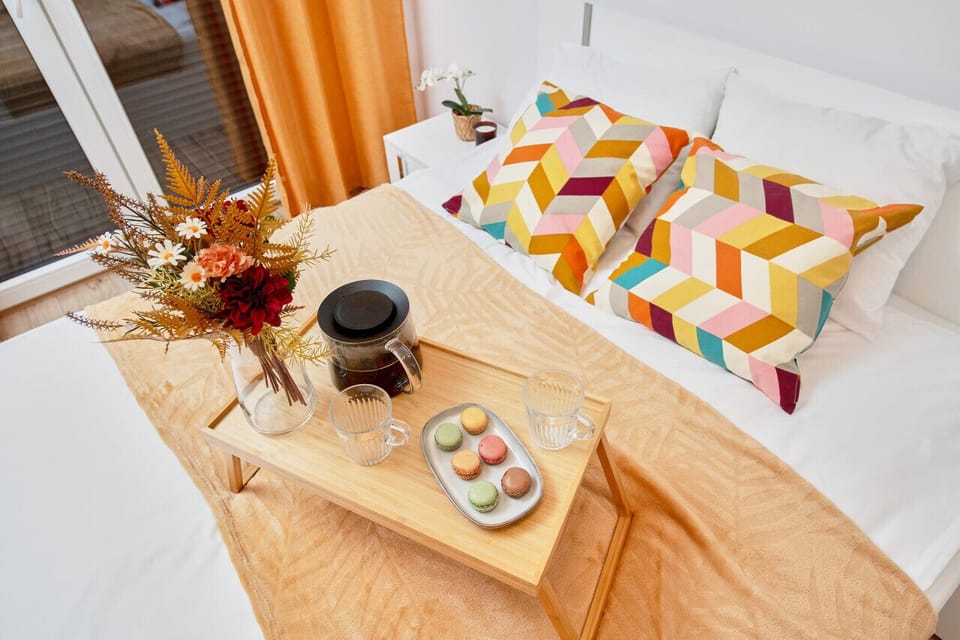 Private Bedroom with Queen Bed | Book Now with RENTUJEMY