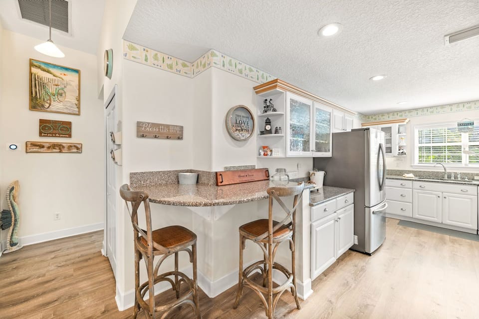 Additional seating area between dining room and kitchen