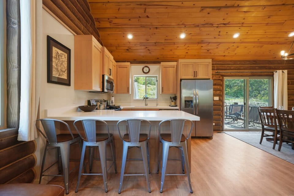 Fully equipped kitchen with plenty of seating