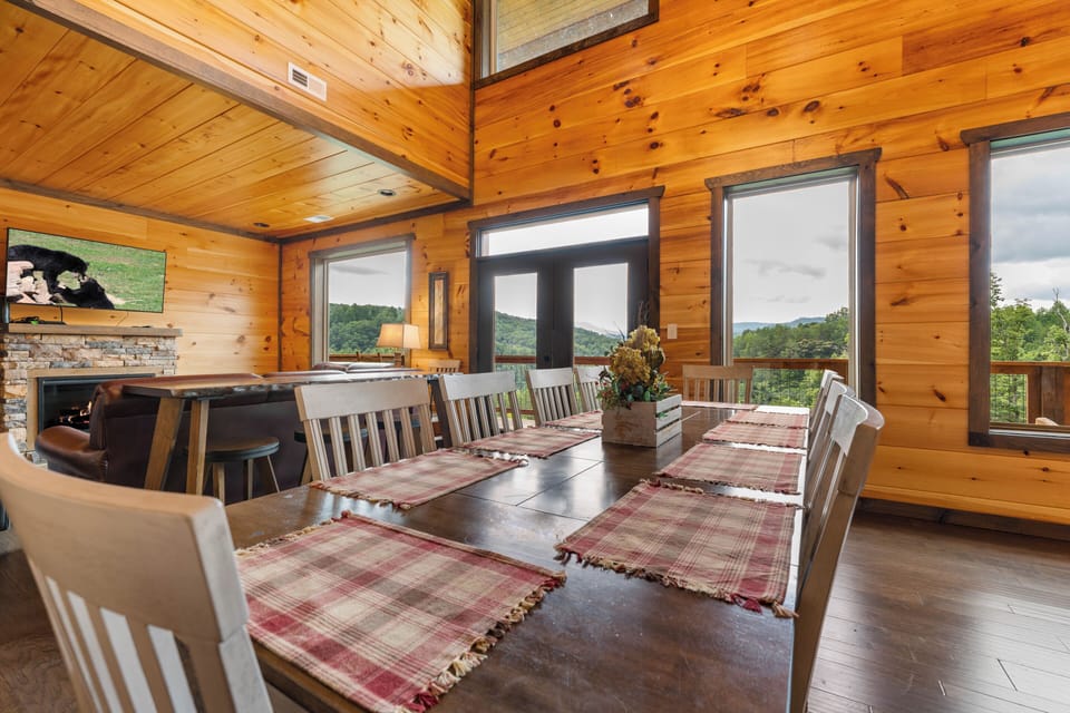 Large dining table with stunning mountain views! Perfect for meals and memories.