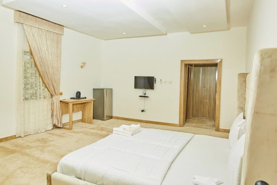 Luxury Room, City View | Desk, laptop workspace, free WiFi