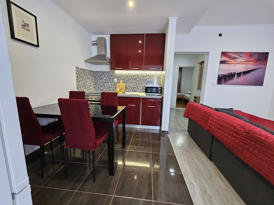 Comfort Apartment, 2 Bedrooms, Non Smoking, Kitchen | Private kitchen | Coffee/tea maker, electric kettle, dining tables