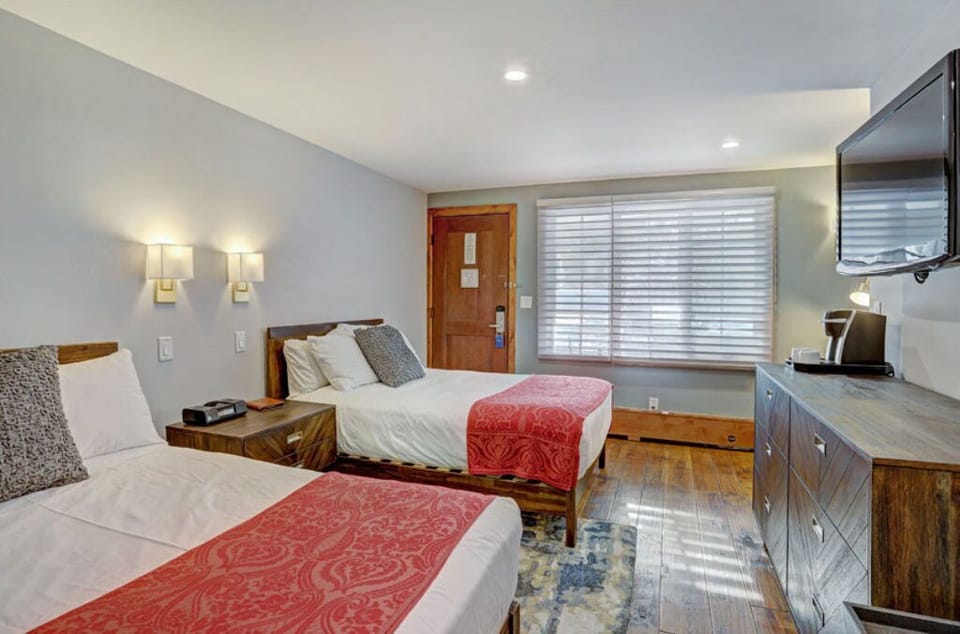 erfect for families or friends, this cozy bedroom features two comfortable twin beds with stylish bedding.