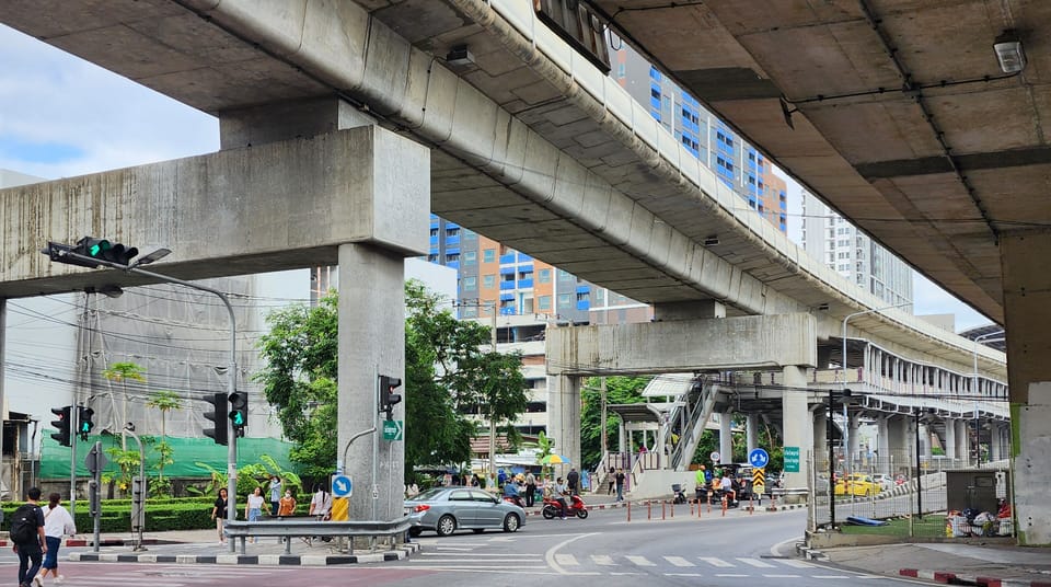 10 minutes walk to Wutthakat BTS station
