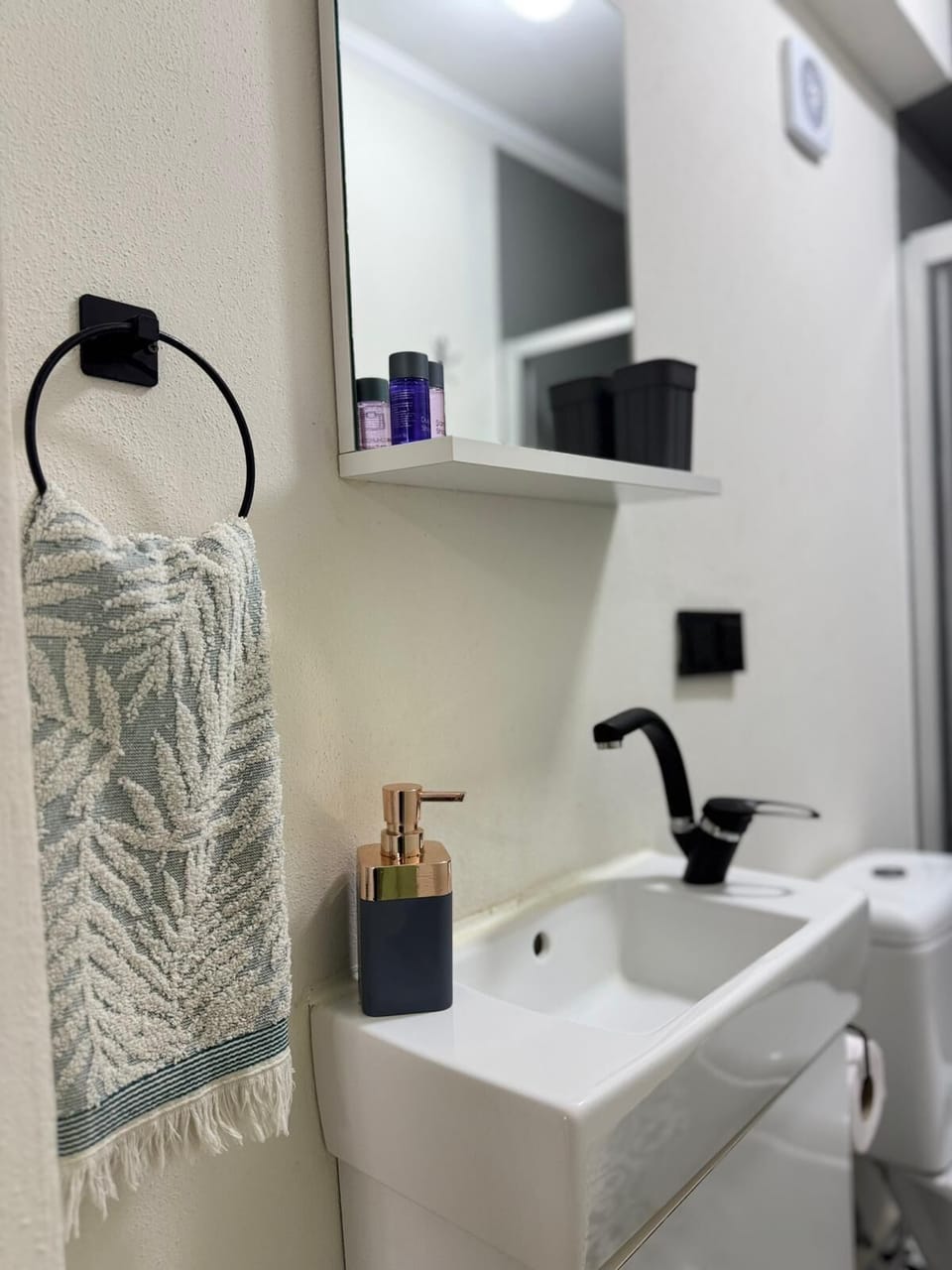 Classic Room | Bathroom | Soap, shampoo, toilet paper