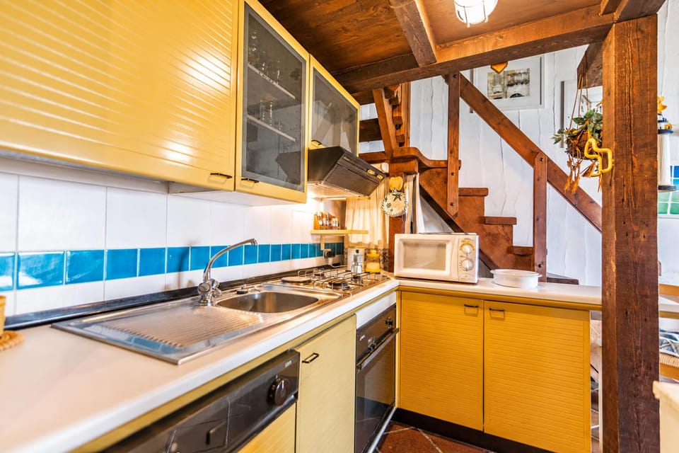 Family Apartment, 3 Bedrooms, 2 Bathrooms (Punta Volpe Home With Pool) | Private kitchen
