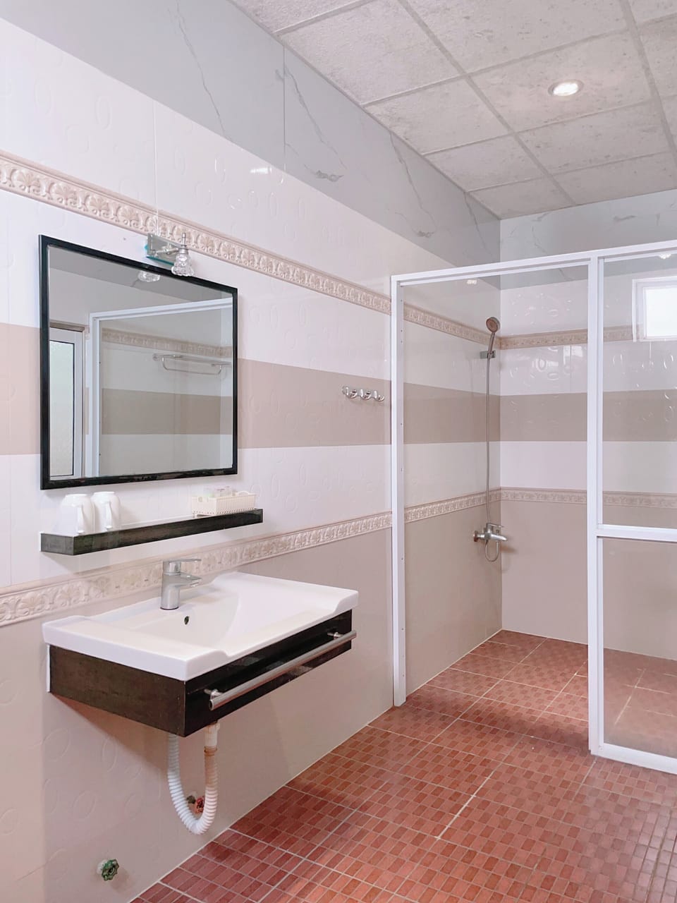 Quadruple Room | Bathroom | Shower, hydromassage showerhead, free toiletries, hair dryer
