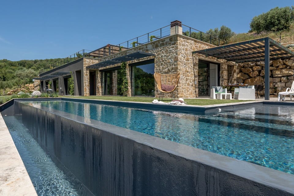 Water, Sky, Property, Azure, Body Of Water, Building, Plant, Swimming Pool, Leisure, Tree