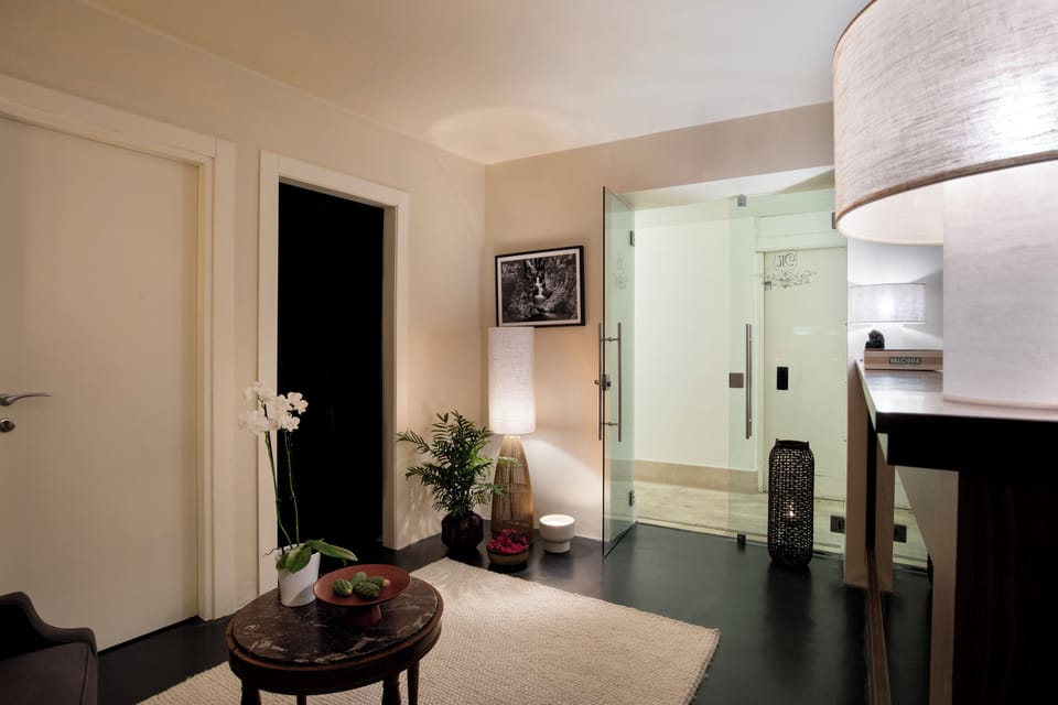 Couples treatment rooms, sauna, hot tub, steam room, body treatments