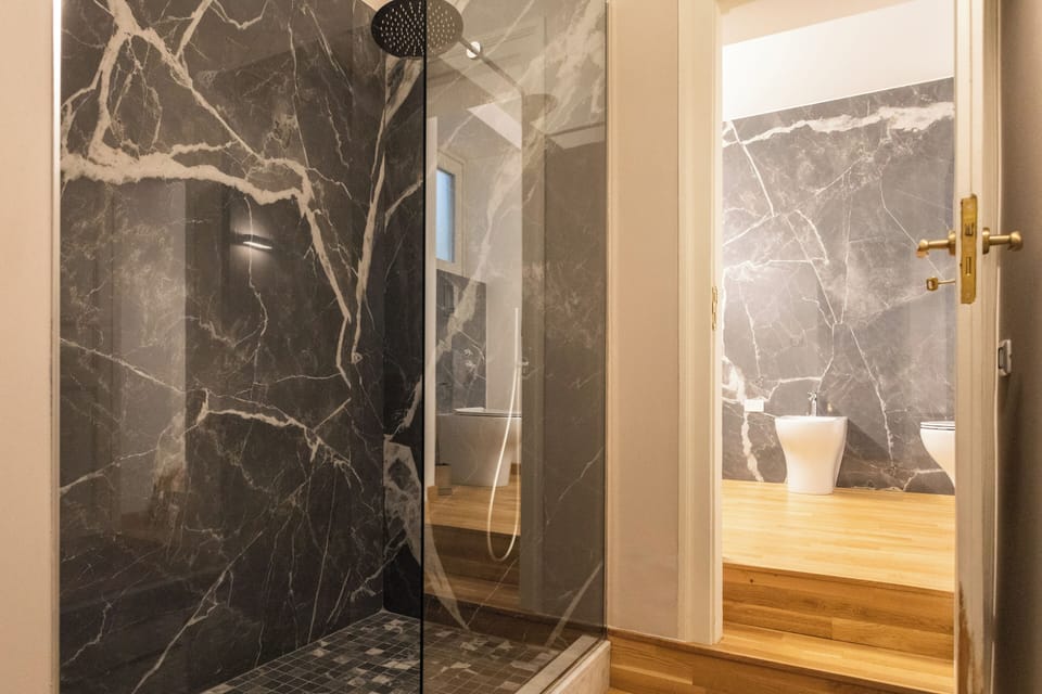 Comfort Suite | Bathroom | Shower, rainfall showerhead, free toiletries, hair dryer