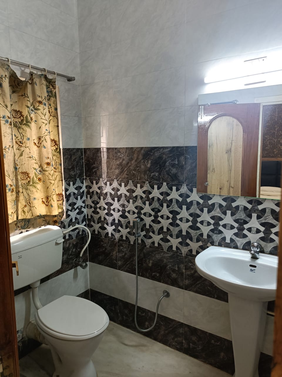 Deluxe Room | Bathroom | Bathrobes, slippers, bidet, toilet paper