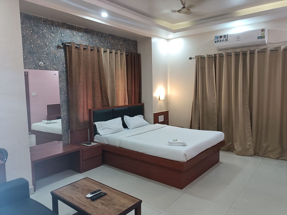 Deluxe Room | Bathroom | Bathrobes, slippers, bidet, toilet paper