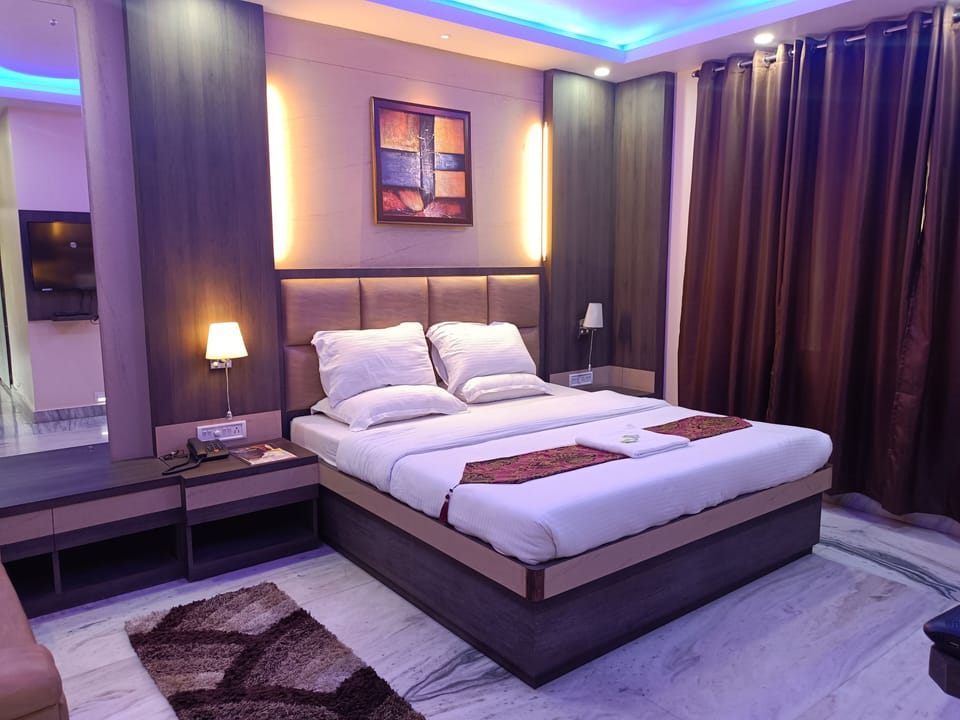 Signature Room | Pillowtop beds, soundproofing, WiFi (free), bed sheets