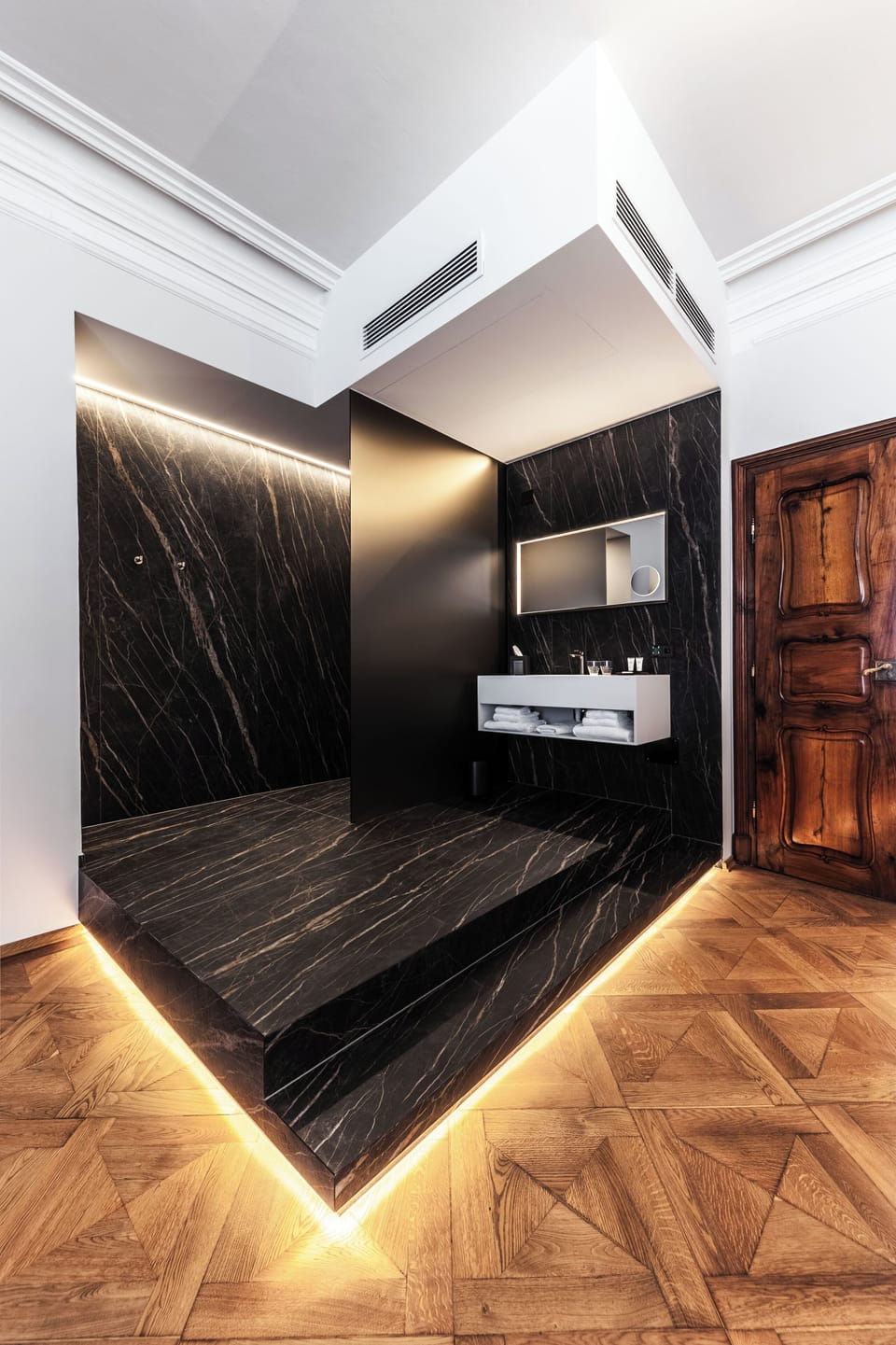 Luxury Suite | Bathroom | Shower, hair dryer, slippers, towels