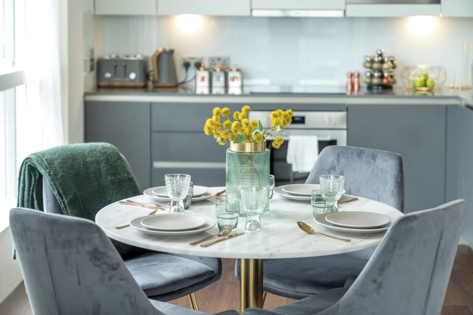 Luxury Apartment, 2 Bedrooms, Balcony, River View | In-room dining