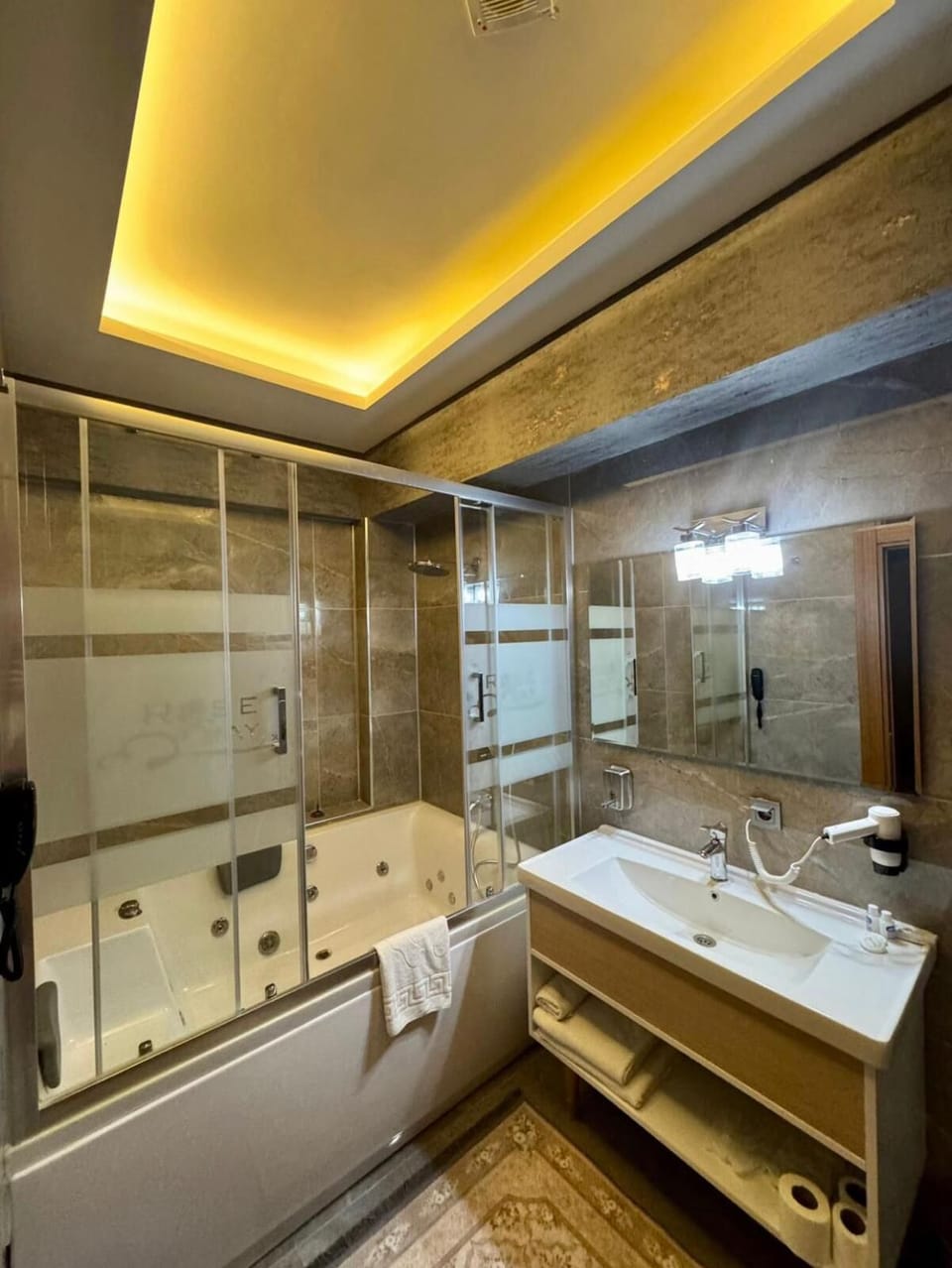 Business Double Room | Bathroom | Free toiletries, hair dryer, slippers, towels