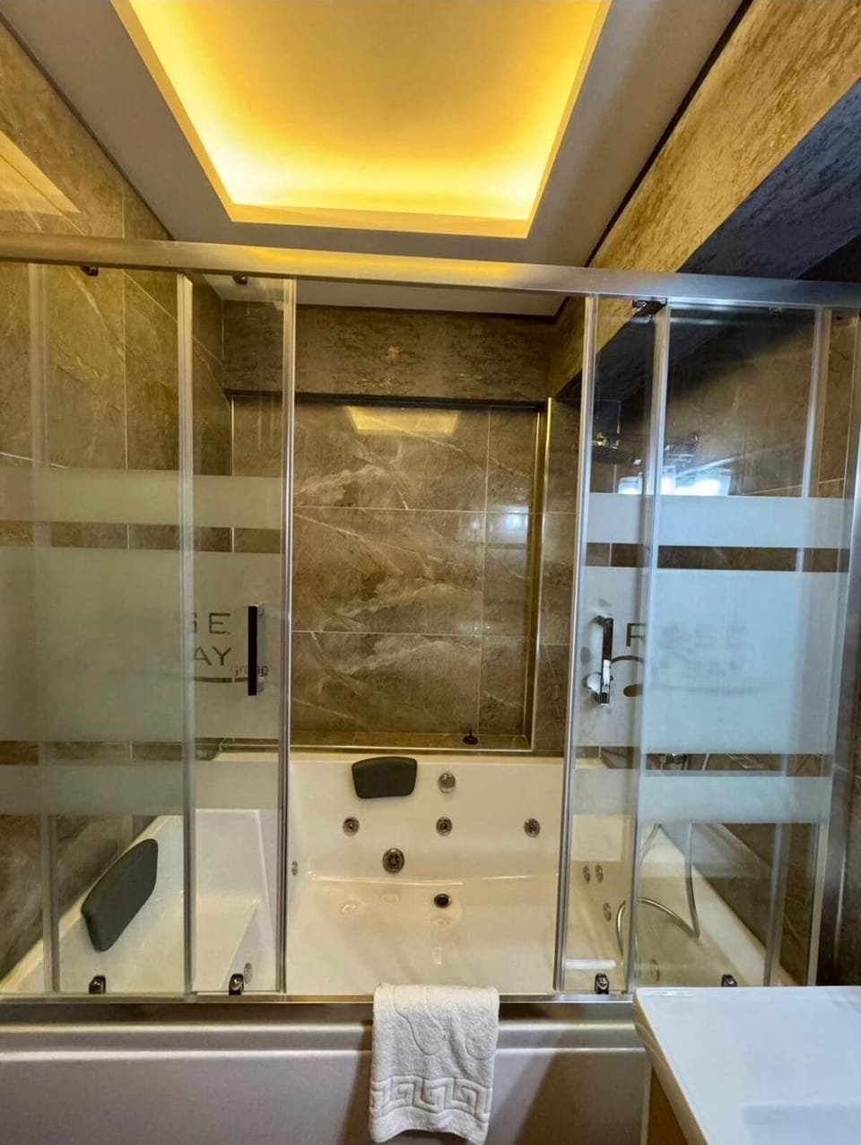 Business Double Room | Bathroom | Free toiletries, hair dryer, slippers, towels