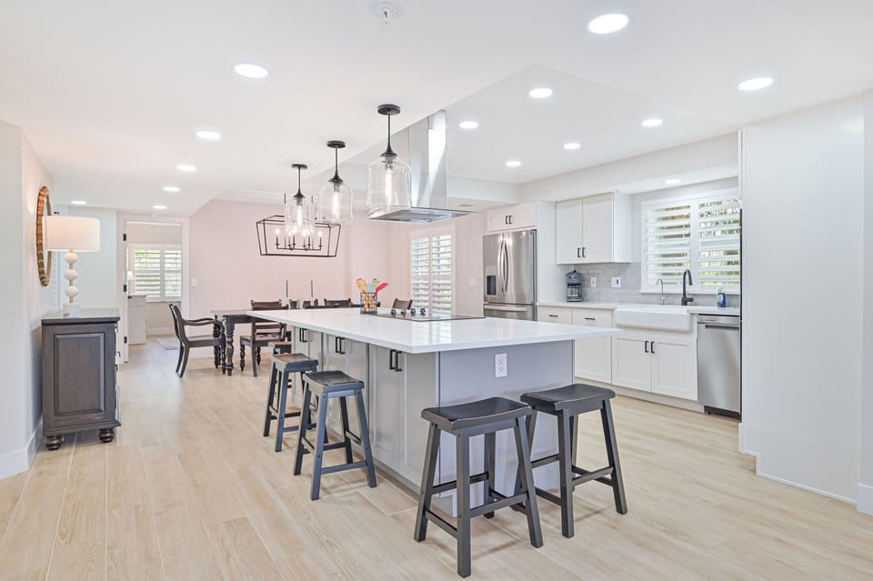 BonBay1 - Fully equipped custom gourmet kitchen with a large island
