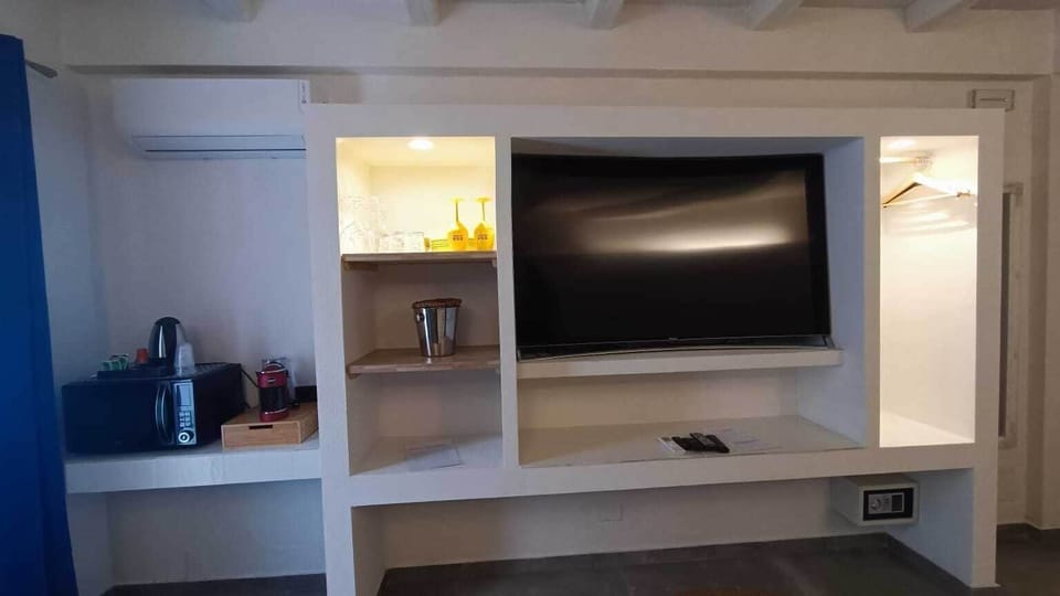 Deluxe Studio Suite, Ground Floor | In-room safe, desk, blackout drapes, soundproofing