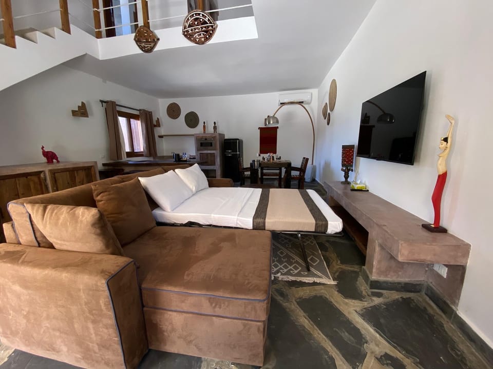 Presidential Suite, Patio, Garden View | Living area | IPod dock