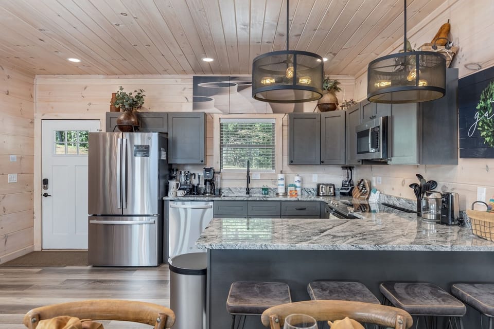 Cabin, 3 Bedrooms | Private kitchen | Coffee/tea maker, fridge, oven, toaster