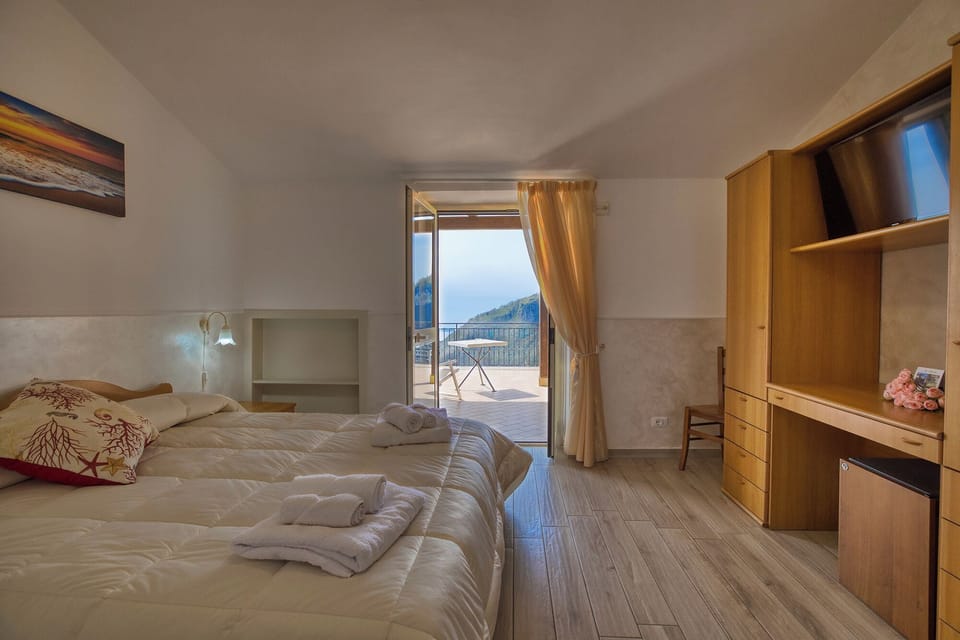 Deluxe Double Room, Sea View | Desk, free WiFi