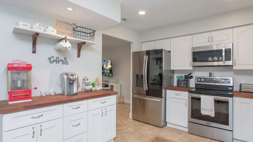 Large kitchen with all you need