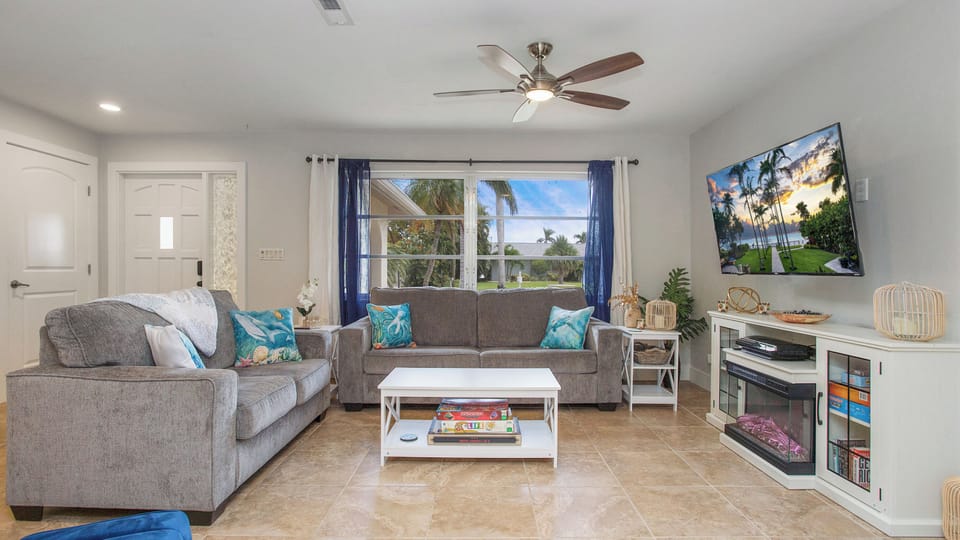 Do you have more than 6 guests? no worries. This comfy couch pulls out into a queen-sized bed.