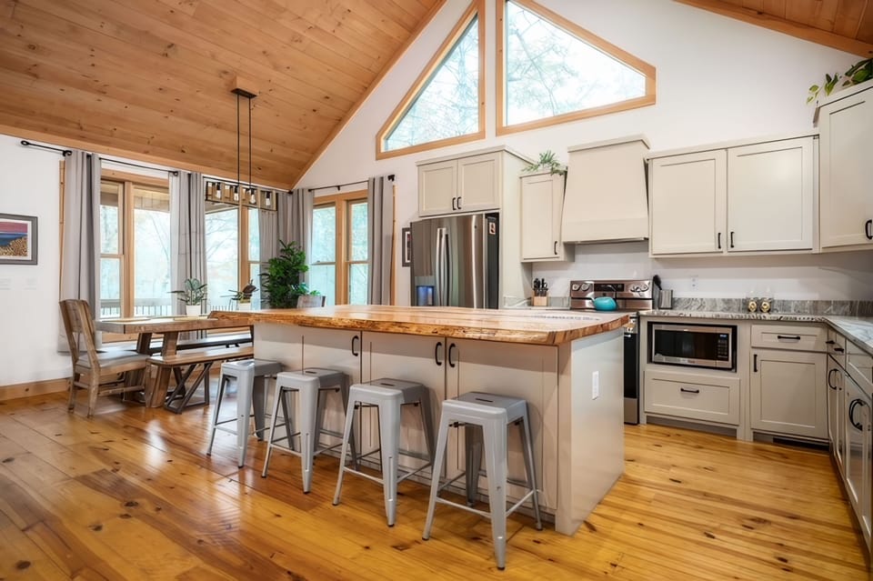 Cook in this large full kitchen w/ stainless steel appliances, microwave & more!