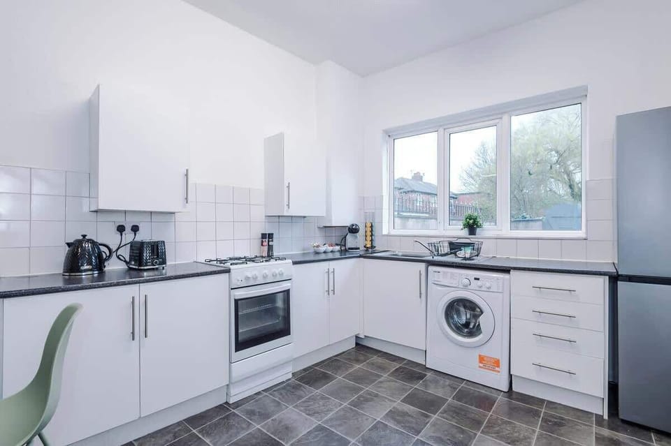 The fully equipped kitchen has everything you need for a long or short stay in Manchester.