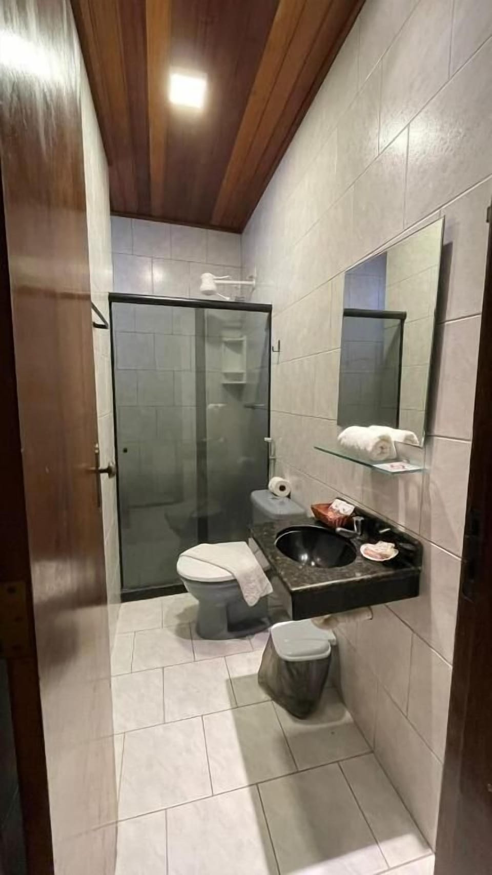 Economy Twin Room | Bathroom | Shower, towels, soap, shampoo
