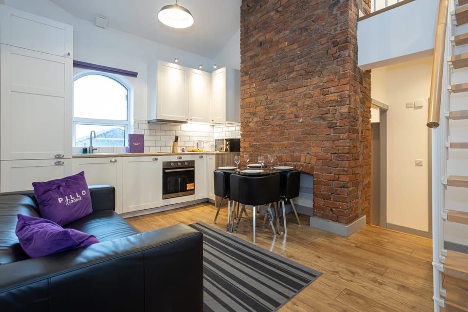 Modern Duplex Close to City Centre Old Trafford Apartment in Salford