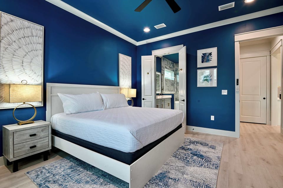 Bedroom 4 with king bed, Smart TV, and private ensuite