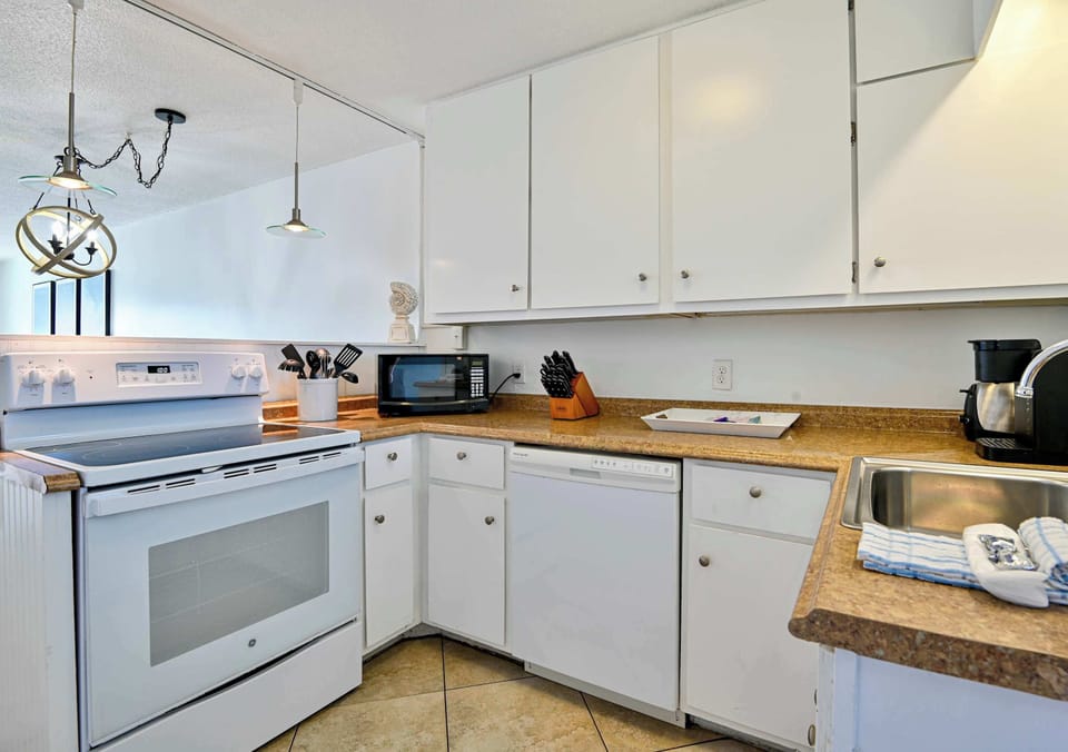 Treat yourself to culinary creations in the fully-equipped kitchen