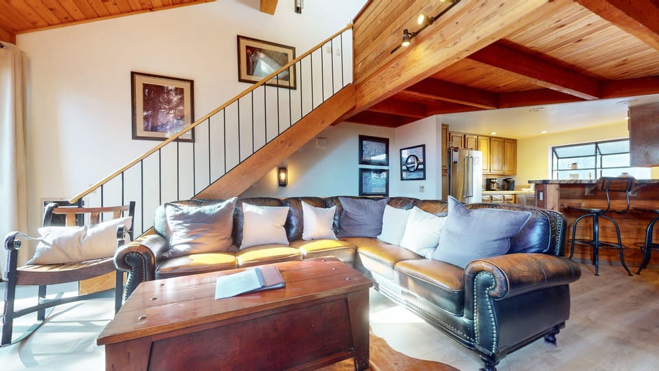 Furniture, Indoors, Living Room, Couch, Table