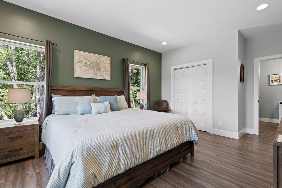 King Bed in Master Bedroom with Large HDTV Flatscreen (3)