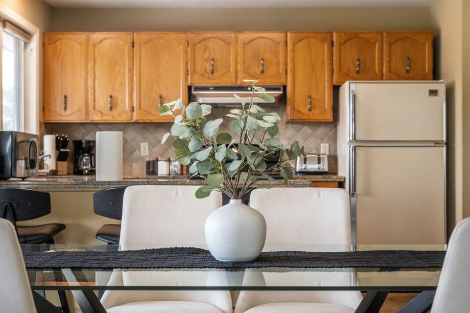 Dining area on the main floor with seating for 6.