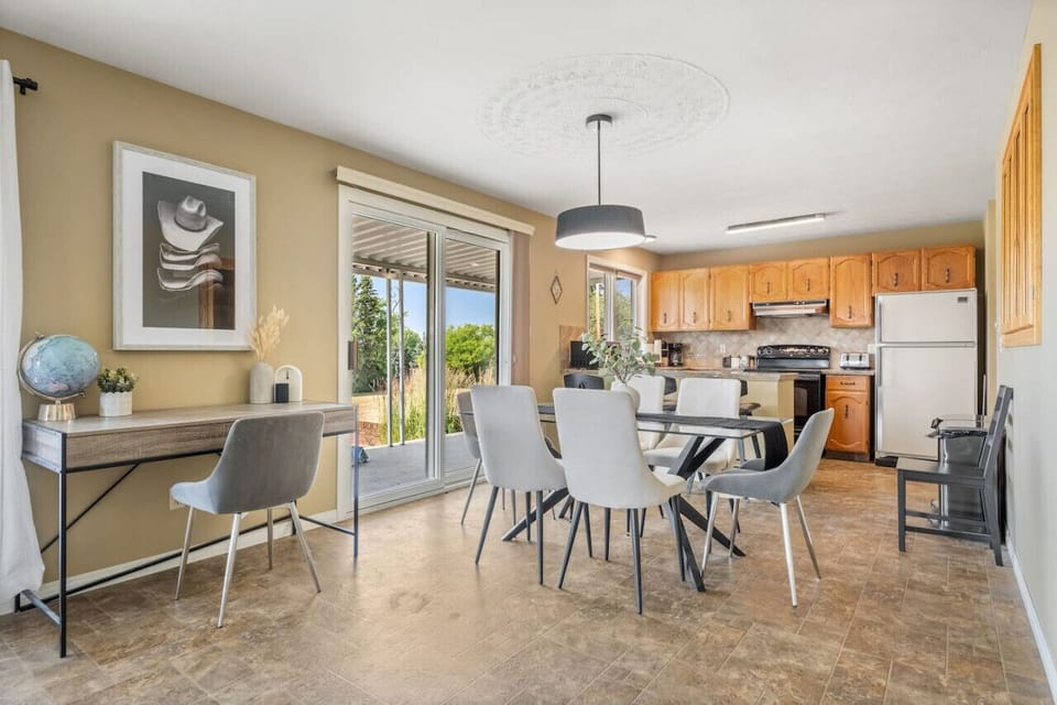 Dining area on the main floor with seating for 6.