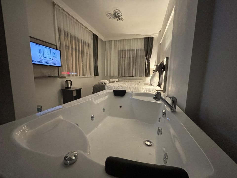 Deluxe Room, Balcony, City View | Free WiFi, bed sheets