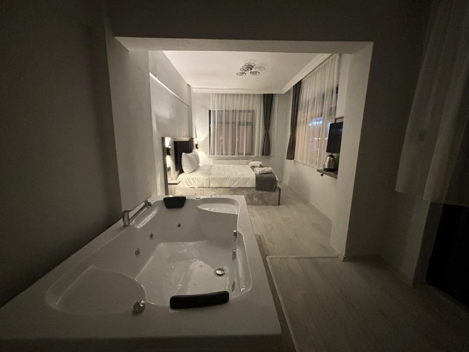 Luxury Double Room, Balcony, City View | Free WiFi, bed sheets